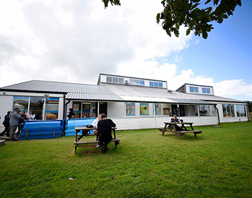 Talla Stafainn Staffin Community Hall features an outside seating area
