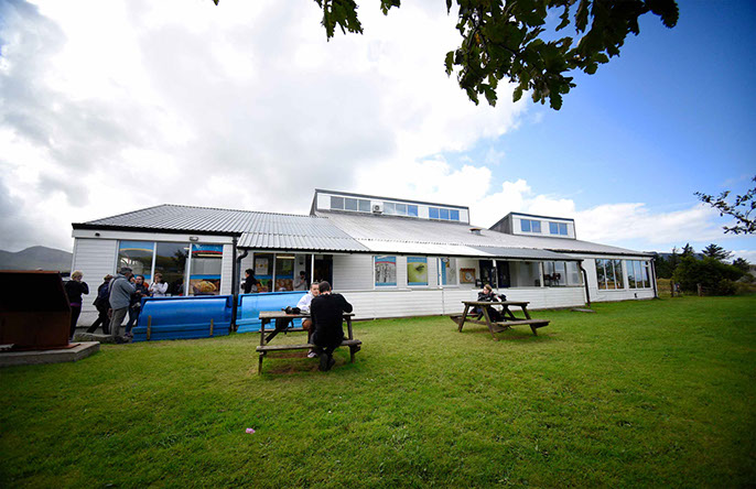 Talla Stafainn Staffin Community Hall features an outside seating area